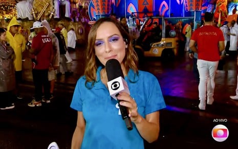 A repórter Patrícia Falcoski durante transmissão dos desfiles das escolas de samba de SP