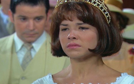 Samara Felippo, caracterizada como Celina, em cena de Chocolate com Pimenta; atriz tem o rosto manchado de lágrimas