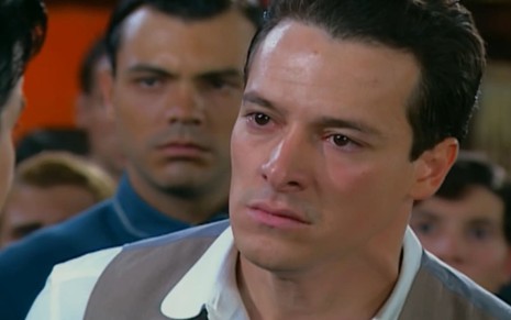 Rodrigo Faro, caracterizado como Guilherme, tem o semblante abalado em cena de Chocolate com Pimenta; as roupas estão desgrenhadas e os olhos cheios de lágrimas