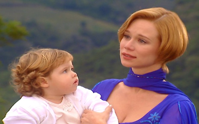 Mariana Ximenes segura o choro com bebê no colo em cena do final de Chocolate com Pimenta