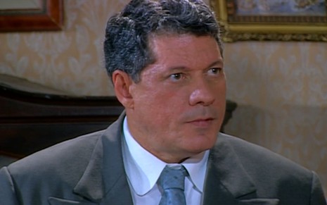Antonio Grassi caracterizado como Reginaldo; ele exibe fúria em cena de Chocolate com Pimenta