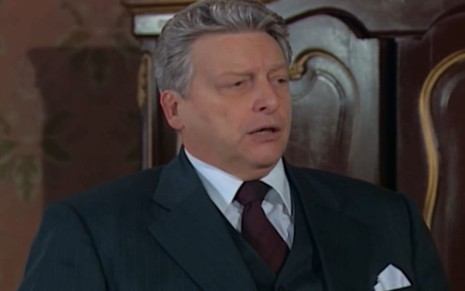 Fulvio Stefanini caracterizado como Vivaldo em Chocolate com Pimenta; ator dá um sorriso sem-graça em cena da novela