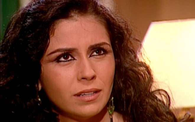 Giovanna Antonelli em cena de O Clone: caracterizada como Jade, atriz olha aflita para alguém fora do quadro