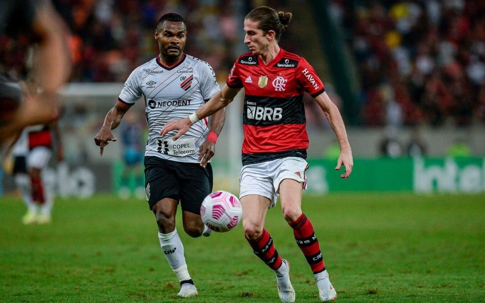 Foto dos jogadores Nikão, do Athletico-PR (à esq.) e Filipe Luís, do Flamengo, durante jogo exibido na Globo na quarta (27)
