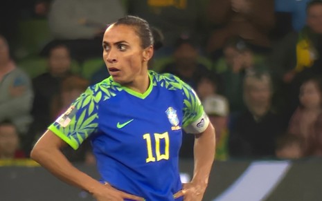 Marta tem expressão de surpresa durante jogo do Brasil com a Jamaica na Copa do Mundo Feminina