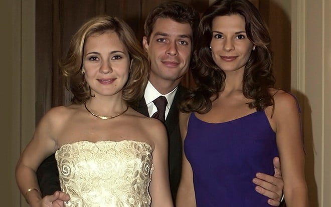 Adriana Esteves, Fabio Assunção e Helena Ranaldi estão com roupas de festa posando para foto de divulgação da novela Coração de Estudante, da Globo