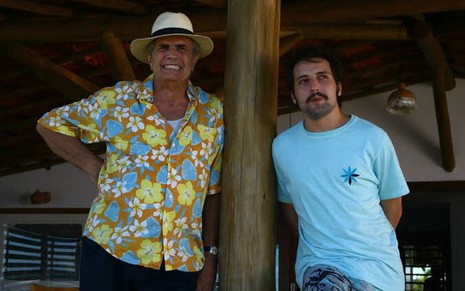 Tarcísio Meira e Gregorio Duvivier em cena do filme Não Se Preocupe, Nada Vai Dar Certo