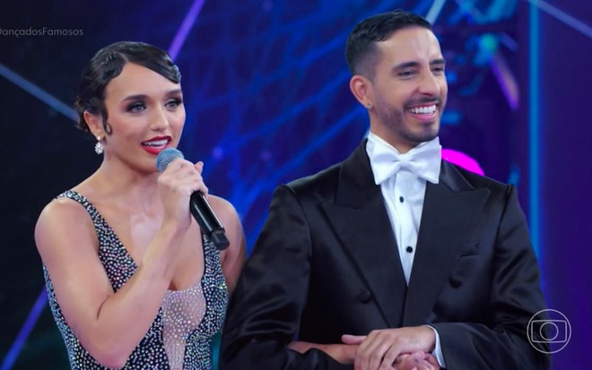 Rafa Kalimann com o dançarino Fernando Perrote no palco do Domingão com Huck, da Globo