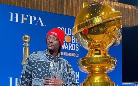 Snoop Dogg posa ao lado de uma estatueta gigante do Globo do Ouro