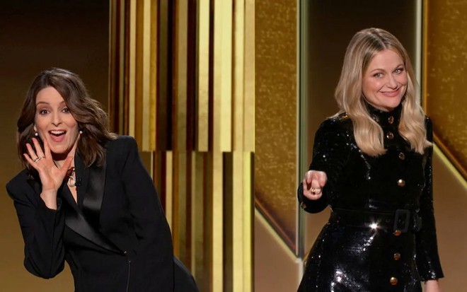 Tina Fey leva a mão à boca como se fosse gritar, e Amy Poehler aponta para a câmera na apresentação do Globo de Ouro 2021