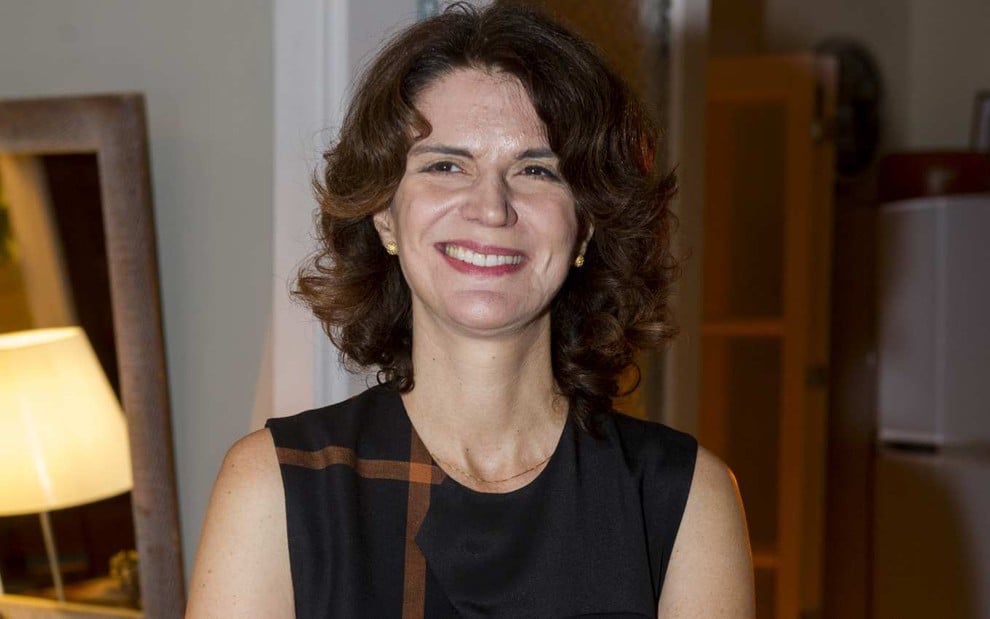 A autora Lícia Manzo, sorrindo posando para foto