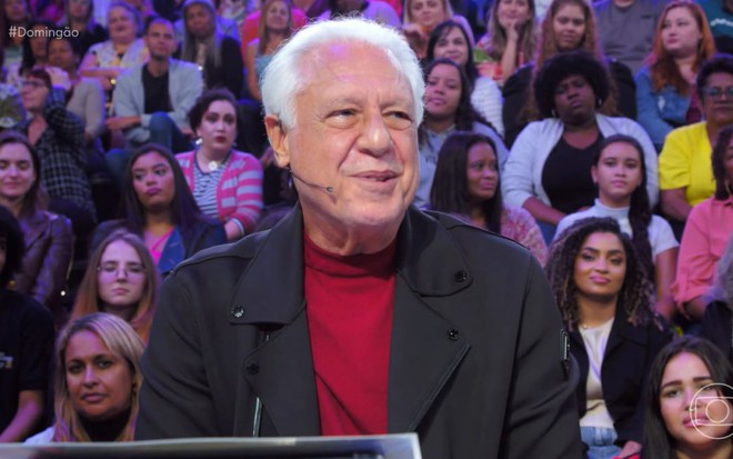 Antonio Fagundes sorri no cenário do Domingão