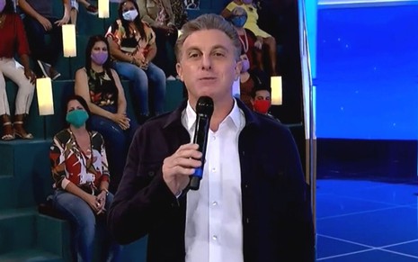 Luciano Huck no palco do novo Domingão na Globo; a plateia está em segundo plano na imagem
