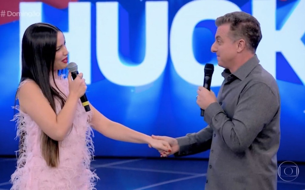 A campeã do BBB21 Juliette Freire (à esq.) com o apresentador Luciano Huck no palco do Domingão com Huck de domingo (26), na Globo