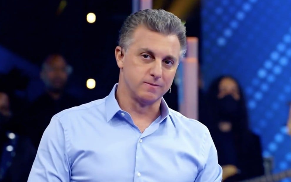 O apresentador Luciano Huck olha de lado no programa Domingão com Huck, da Globo