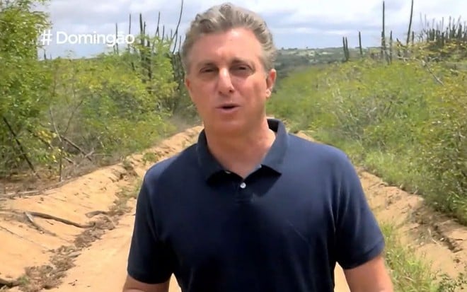 Luciano Huck em estrada de terra no meio do mato na abertura do Domingão com Huck