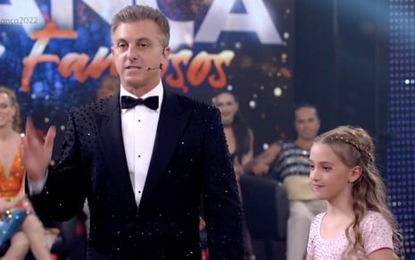 Luciano Huck e a filha Eva com trajes de gala no Domingão