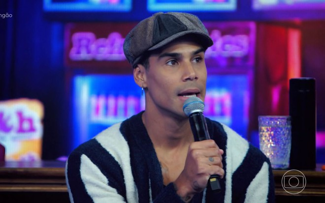 Micael Borges está no bar cenográfico do Domingão com Huck