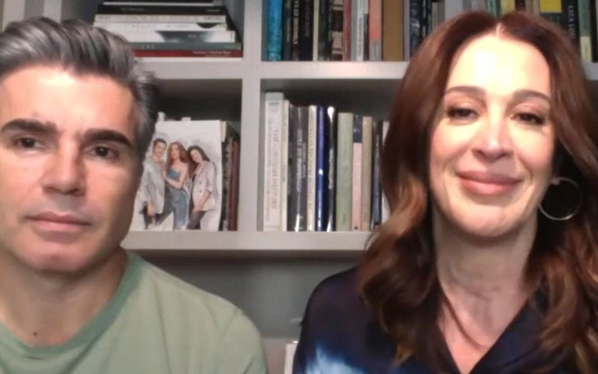 Jarbas Homem de Mello e Claudia Raia estão sentados, atrás deles há uma estante com vários livros