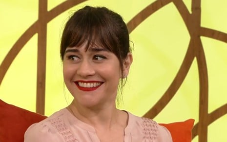 Alessandra Negrini durante entrevista ao programa Encontro na Globo