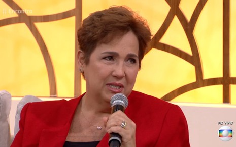 A atriz Claudia Jimenez em entrevista na Globo