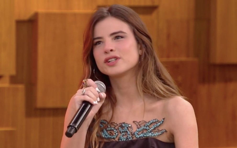 A cantora Giulia Be fala ao microfone durante o programa Encontro com Fátima Bernardes em 23 de junho de 2021, na Globo