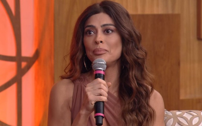 Juliana Paes tem os cabelos soltos e usa uma maquiagem leve no Encontro; atriz veste um macacão nude decotado