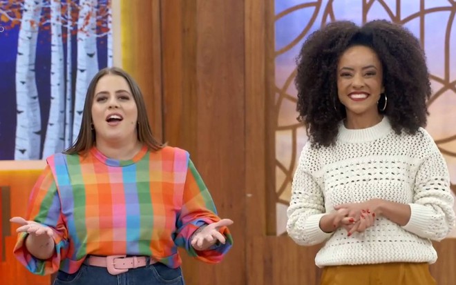 Tati Machado e Valéria Almeida sorriem no palco do Encontro