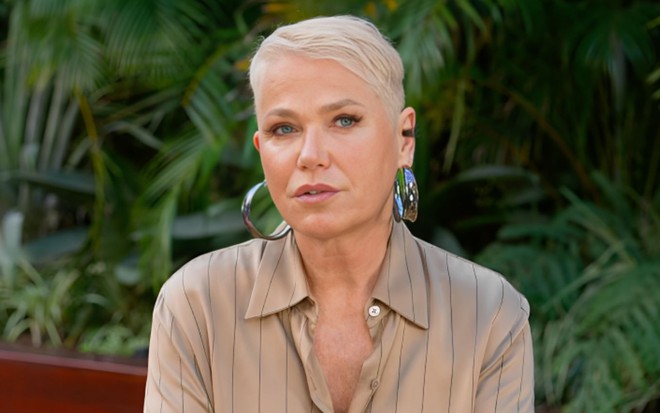A apresentadora Xuxa Meneghel no jardim de casa