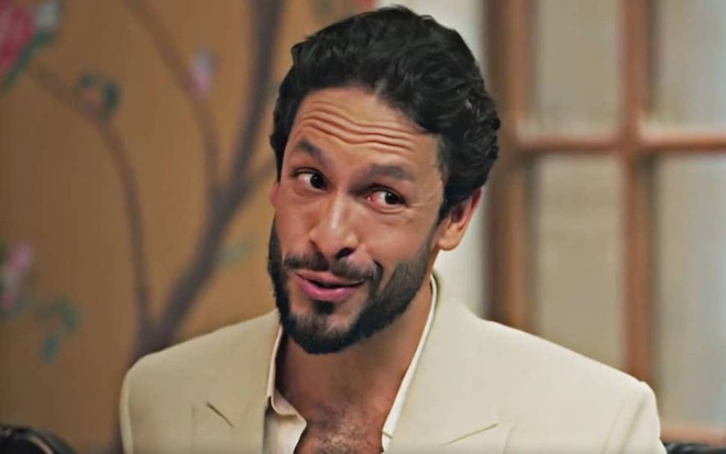 O ator Rainer Cadete está caracterizado como Luigi e fazendo uma careta em cena da novela Terra e Paixão, da Globo