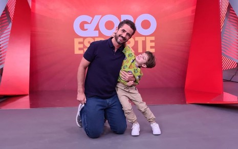 Foto do apresentador Felipe Andreoli abraçado com o filho primogênito, Rocco, no estúdio do Globo Esporte neste sábado (27)