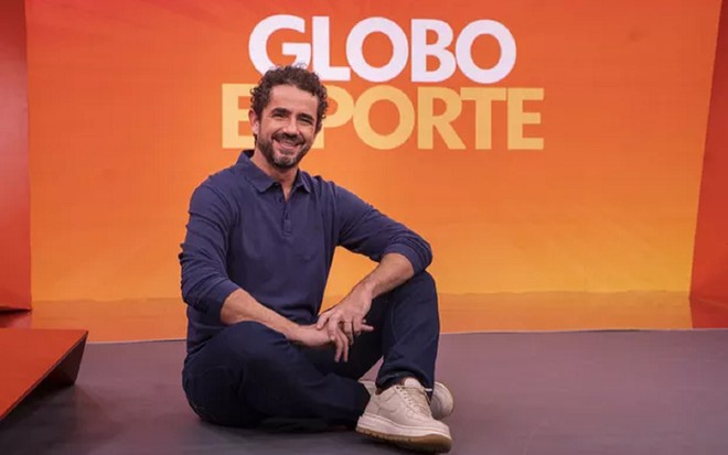 Felipe Andreoli sentado nos estúdios do Globo Esporte