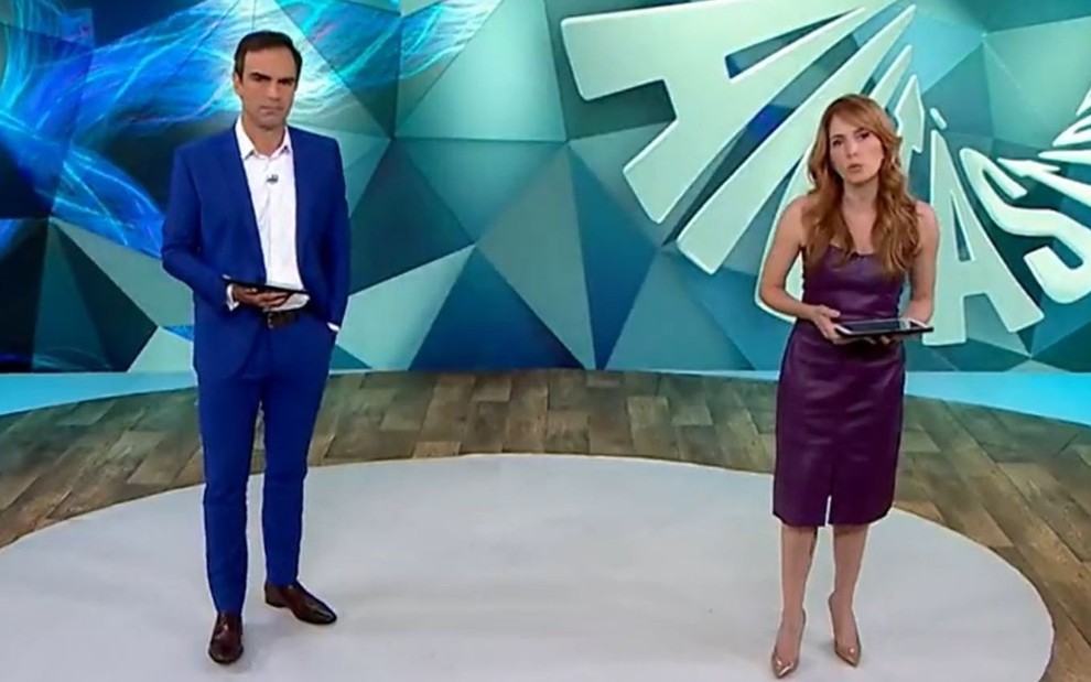 Tadeu Schmidt e Poliana Abritta no estúdio do Fantástico, da Globo, em 17 de outubro