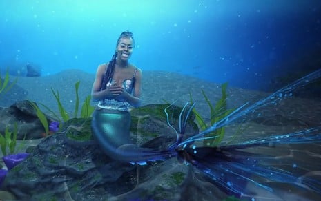 Maju Coutinho aparece com cauda de sereia em cenário virtual que simula o fundo do mar