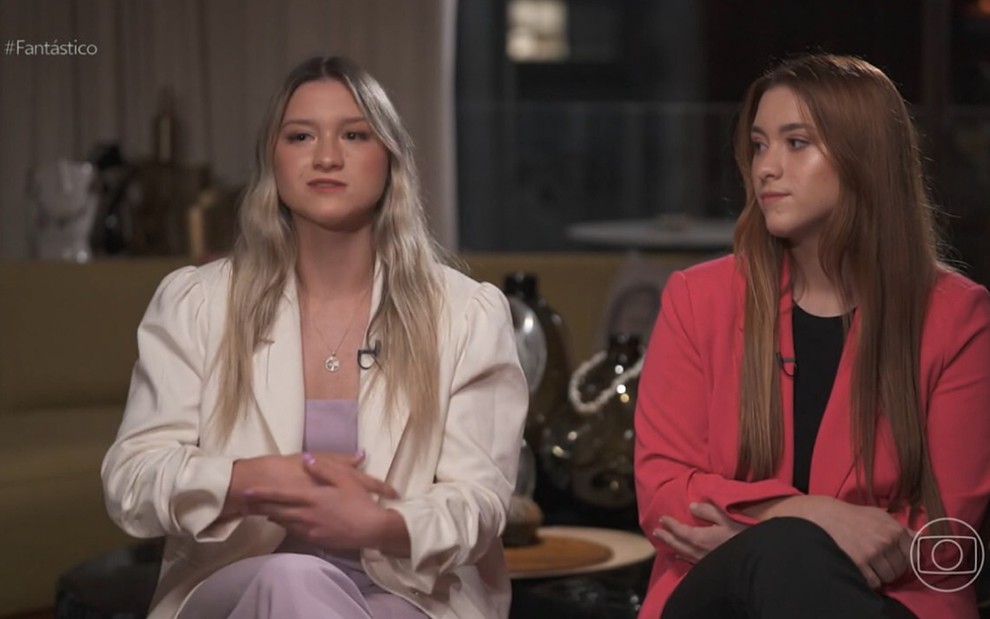 maria e Sofia Liberato estão sentadas lado a lado em entrevista ao Fantástico, da Globo