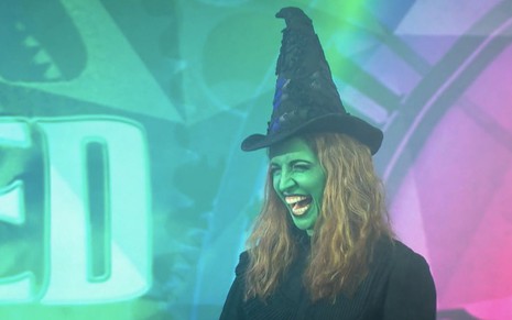 Poliana Abritta com maquiagem verde e roupa de bruxa no Fantástico