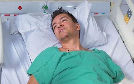 Foto do cantor Regis Danese em uma cama de hospital durante entrevista com o Fantástico