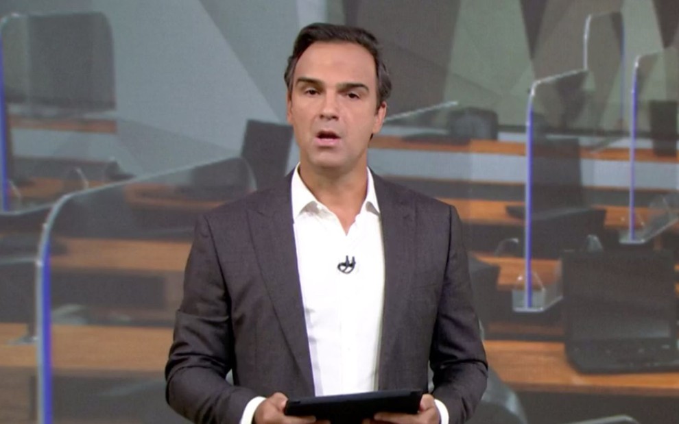 O apresentador Tadeu Schmidt no Fantástico de domingo (27), na Globo