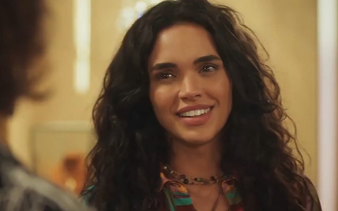 Luna (Giovana Cordeiro) sorri em cena de Fuzuê