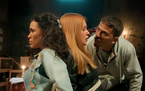 Giovana Cordeiro, a Luna, é amarrada a Marina Ruy Barbosa, a Preciosa, em cena de Fuzuê
