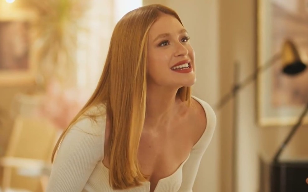 Marina Ruy Barbosa usa um vestido claro e está séria em cena de Fuzuê