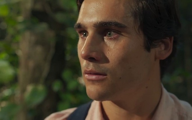 Miguel (Nicolas Prattes) chora em cena de Fuzuê na floresta