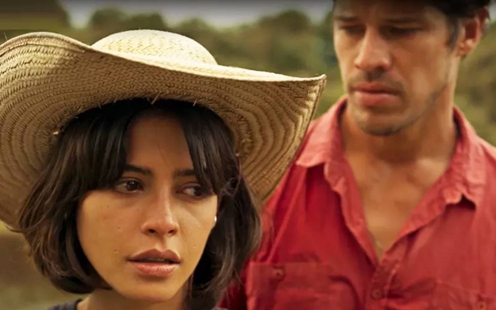 Os atores Julia Dalavia e José Loreto em cena na novela Pantanal, da Globo