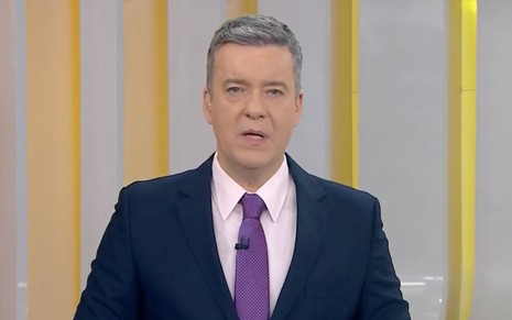 Roberto Kovalick na apresentação do Hora 1: jornalista está de terno azul marinho, camisa rosa clara e gravata lilás