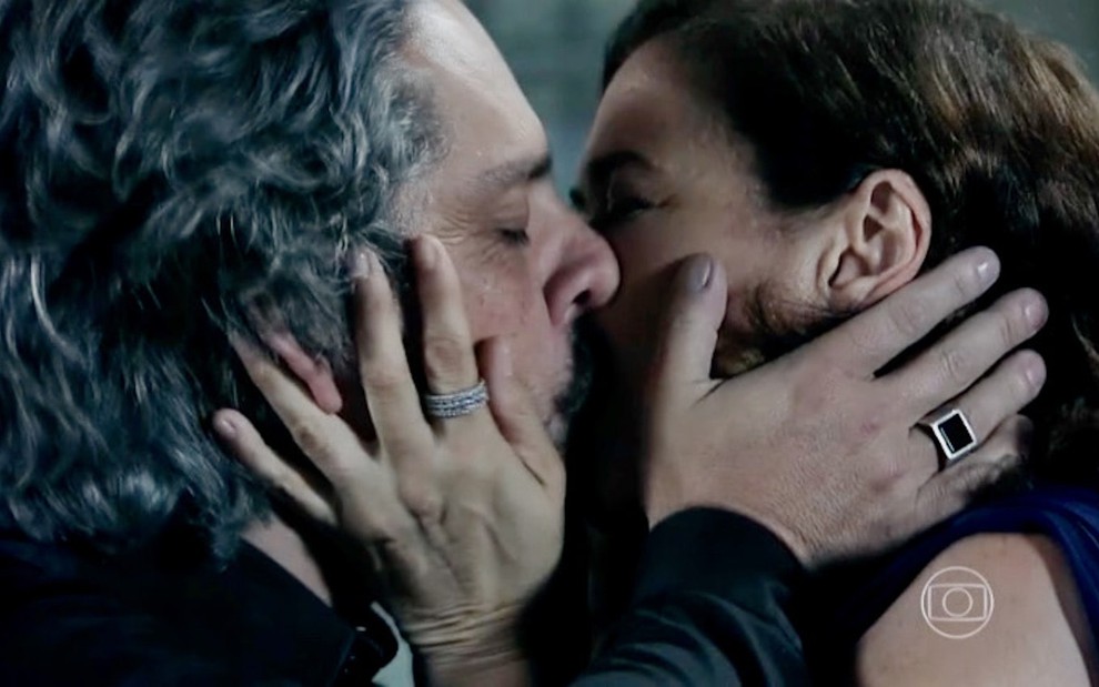 Os atores Alexandre Nero e Lilia Cabral gravam cena de beijo como José Alfredo e Maria Marta da novela Império