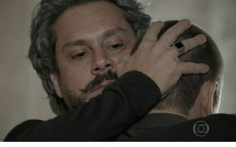 Alexandre Nero e Daniel Rocha, que aparece de costas na imagem, gravam cena abraçados em Império, como José Alfredo e João Lucas