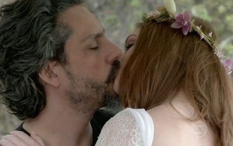 José Alfredo (Alexandre Nero) e Maria Isis (Marina Ruy Barbosa) vestida de noiva em cena de Império