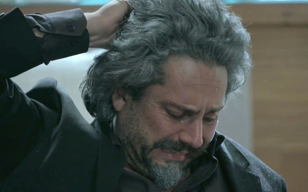 O personagem José Alfredo (Alexandre Nero) chora e coloca a mão na cabeça em Império, novela da Globo