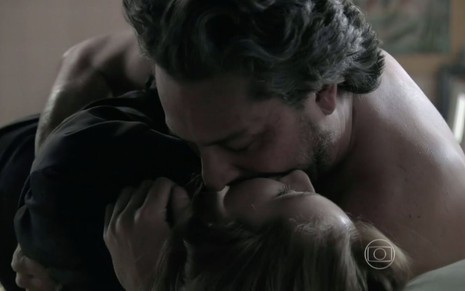 Os atores Alexandre Nero e Marina Ruy Barbosa se beijam em um cama como os personagens José Alfredo e Maria Isis em cena da novela Império, da Globo