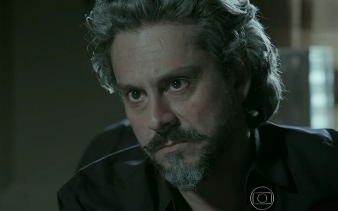 José Alfredo (Alexandre Nero) está sentado em sua mesa na presidência da Império